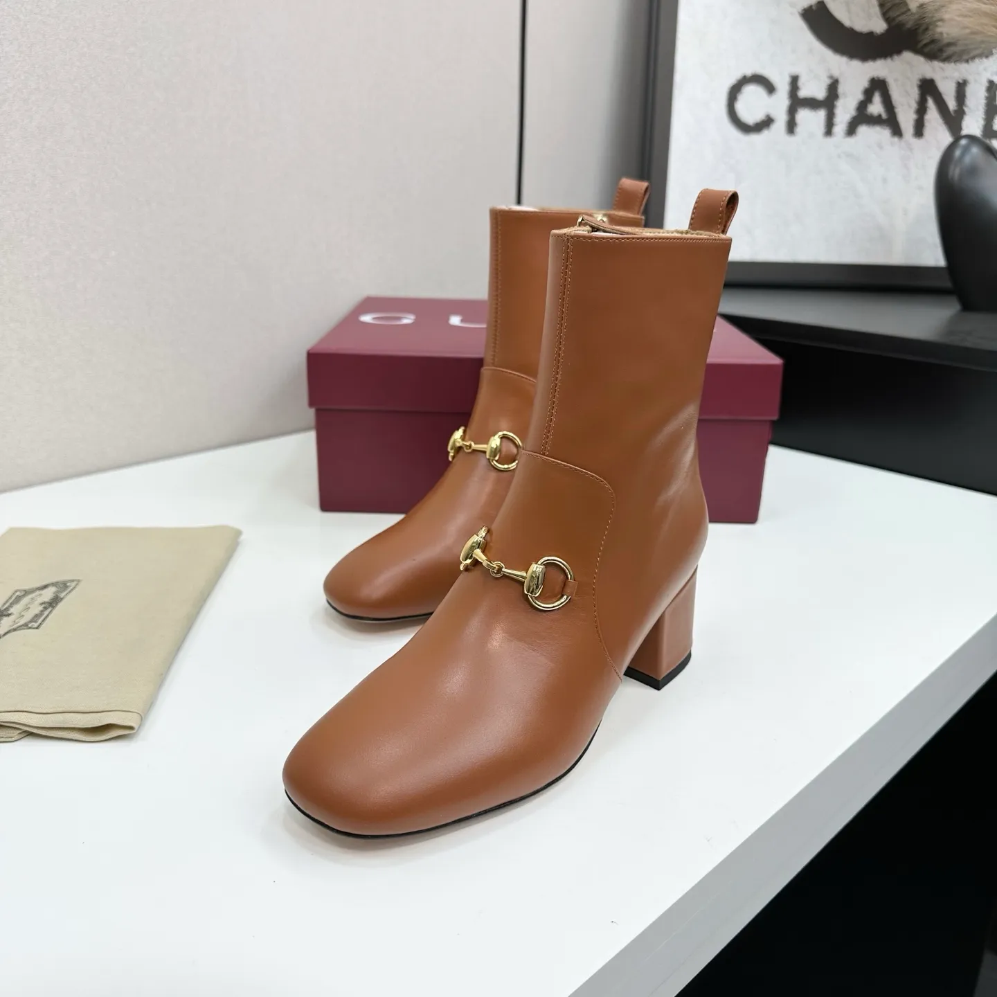 👟👟Ex-factory price 740👟👟 Gucci Gucci 2025G new autumn and winter classic horsebit thick heel short boots. The main series is finally available, and the products are worth looking forward to! Original classics create new designs ✨ Purchasing agent level! Full of high-end feel! A favorite among bloggers at home and abroad, it is retro and fashionable, easy to wear and looks great on your feet! Mainly recommended by the official website, new colors are constantly updated 🆕 ▪️Upper: original calfskin/cloth ▪️Inner lining: imported sheepskin ▪️Outsole: Italian leather outsole ▪️Heel height: 3.5cm ▪️Shoe size: 35-39 (40.41.42 can be customized)